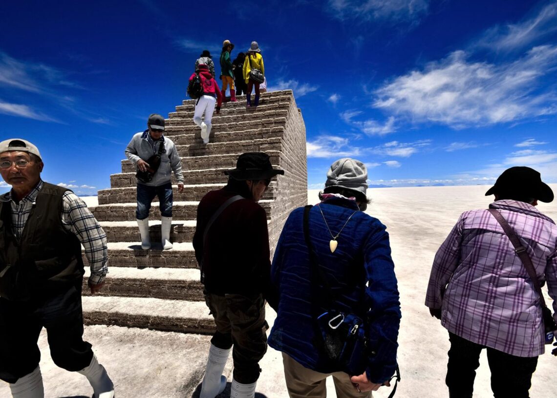 Archivo - Varios turistas exploran el Salar de Uyuni, el más grande del mundo y una de las principales atracciones turísticas de BoliviaEuropa Press/Contacto/Christian Lombardi - Archivo