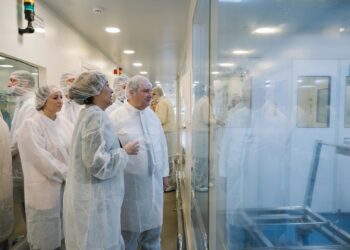 Archivo - El ministro de Industria y Turismo, Jordi Hereu, durante la visita a Reig Jofre.DAVID LOPEZ VILLALTA - GOBIERNO - Archivo