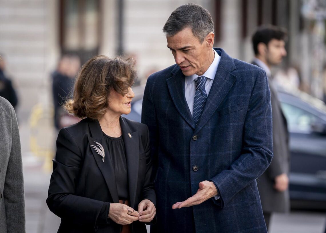 La presidenta del Consejo de Estado, Carmen Calvo, y el presidente del Gobierno, Pedro Sánchez, en el Palacio de Consejos, a 1 de diciembre de 2025, en Madrid (España). A. Pérez Meca - Europa Press
