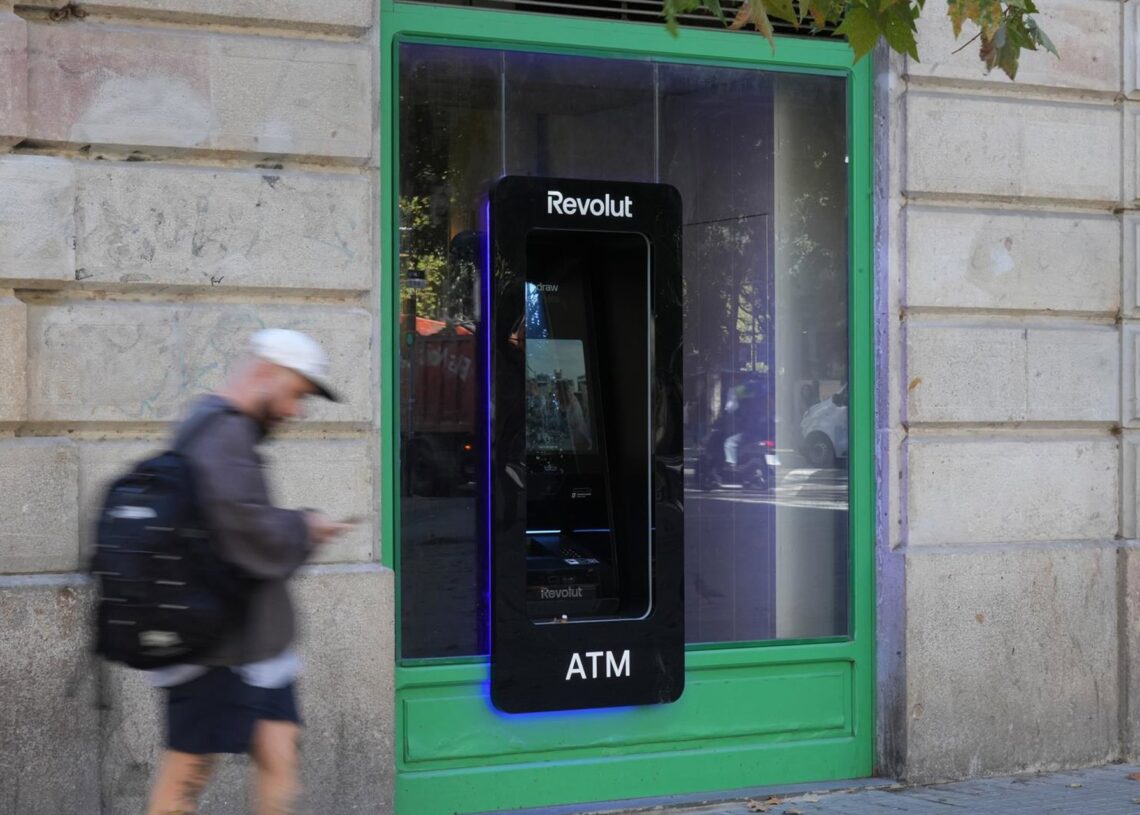 Archivo - Un cajero de Revolut, a 10 de octubre de 2025, en Barcelona, Cataluña (España). Revolut ha alcanzado los 27 cajeros propios en Barcelona, una ciudad que considera que es estratégica para avanzar en su expansión hasta los 150 cajeros repartidos pDavid Zorrakino - Europa Press - Archivo