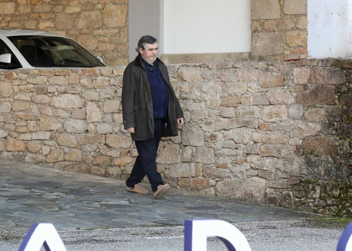 El dueño de Sargadelos, Segismundo García, a su salida de la fábrica, a 28 de noviembre de 2025, en Cervo, Lugo, Galicia (España). El dueño de Sargadelos, Segismundo García, ha vuelto a ordenar que pare la producción en la histórica planta de cerámica de Carlos Castro - Europa Press