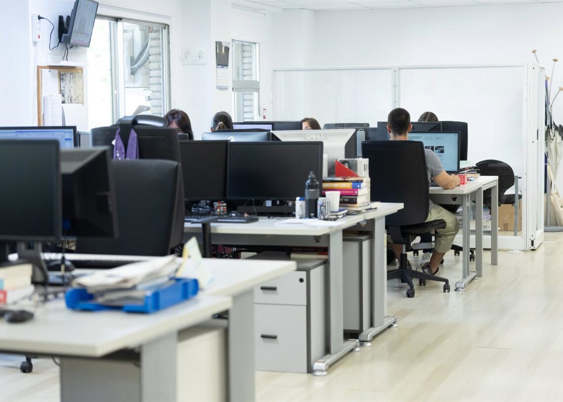 Archivo - Varias personas en una oficina.Eduardo Parra - Europa Press - Archivo