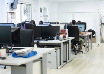 Archivo - Varias personas en una oficina.Eduardo Parra - Europa Press - Archivo