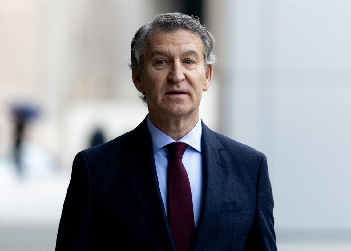 El presidente del PP, Alberto Núñez Feijóo, durante un desayuno informativo organizado por La Razón, a 2 de diciembre de 2025, en Madrid (España).Eduardo Parra - Europa Press