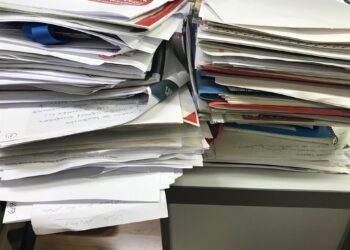 Archivo - Papeles, documentos, torre de folios, desorden de oficinaEUROPA PRESS - Archivo