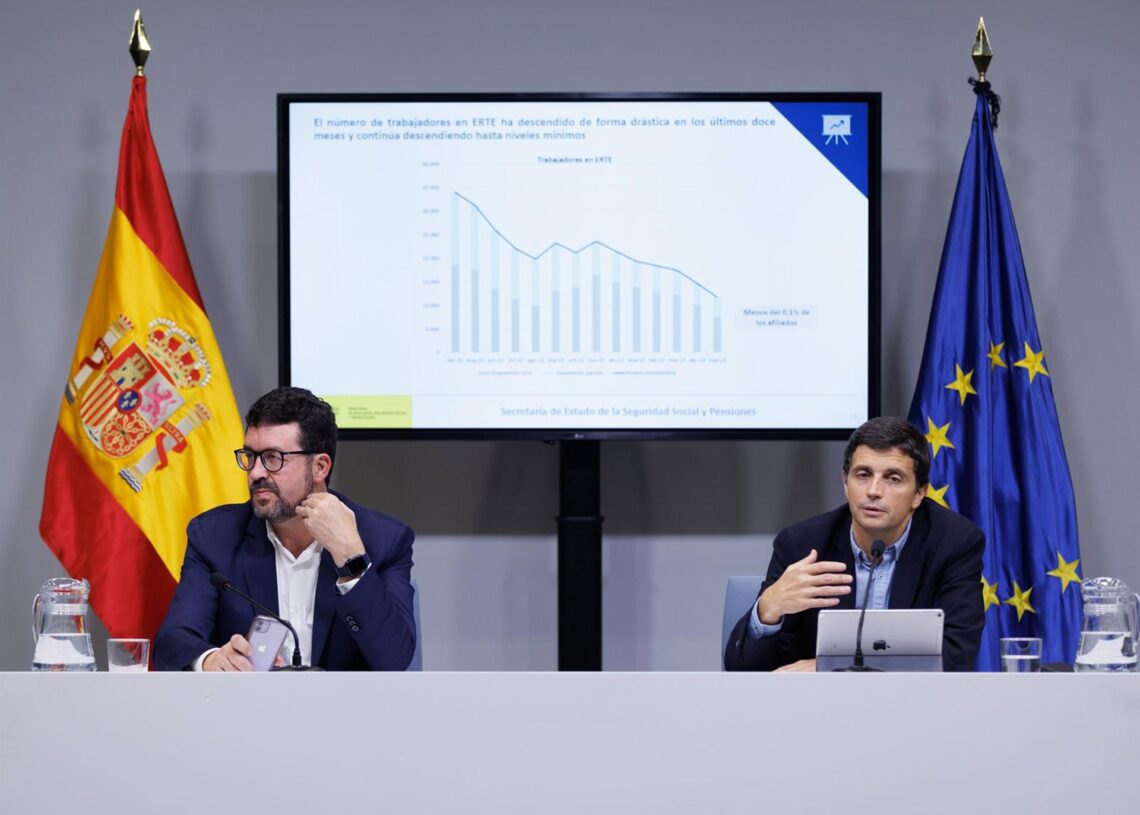 Archivo - El secretario de Estado de Empleo y Economía Social, Joaquín Pérez Rey (i), y el director General de Ordenación de la Seguridad Social, Borja Suárez (d), durante una rueda de prensa, en el Ministerio de Trabajo, a 2 de junio de 2023, en Madrid (Eduardo Parra - Europa Press - Archivo