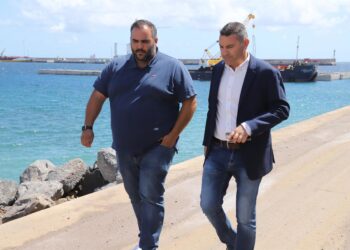 El presidente del Cabildo de Lanzarote, Oswaldo Betancort, y el consejero insular de Pesca, Samuel MartínCABILDO DE LANZAROTE