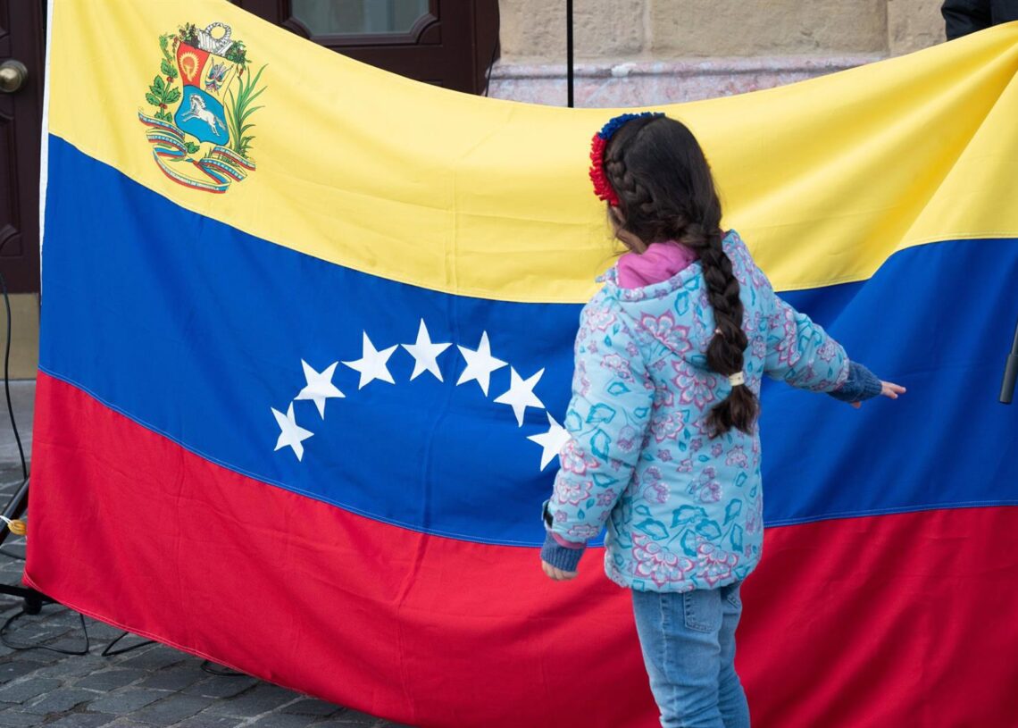 Archivo - Una niña frente a la bandera venezolana durante una concentración ‘Por una Venezuela libre’David de Haro - Europa Press - Archivo