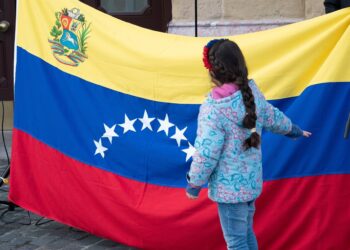 Archivo - Una niña frente a la bandera venezolana durante una concentración ‘Por una Venezuela libre’David de Haro - Europa Press - Archivo