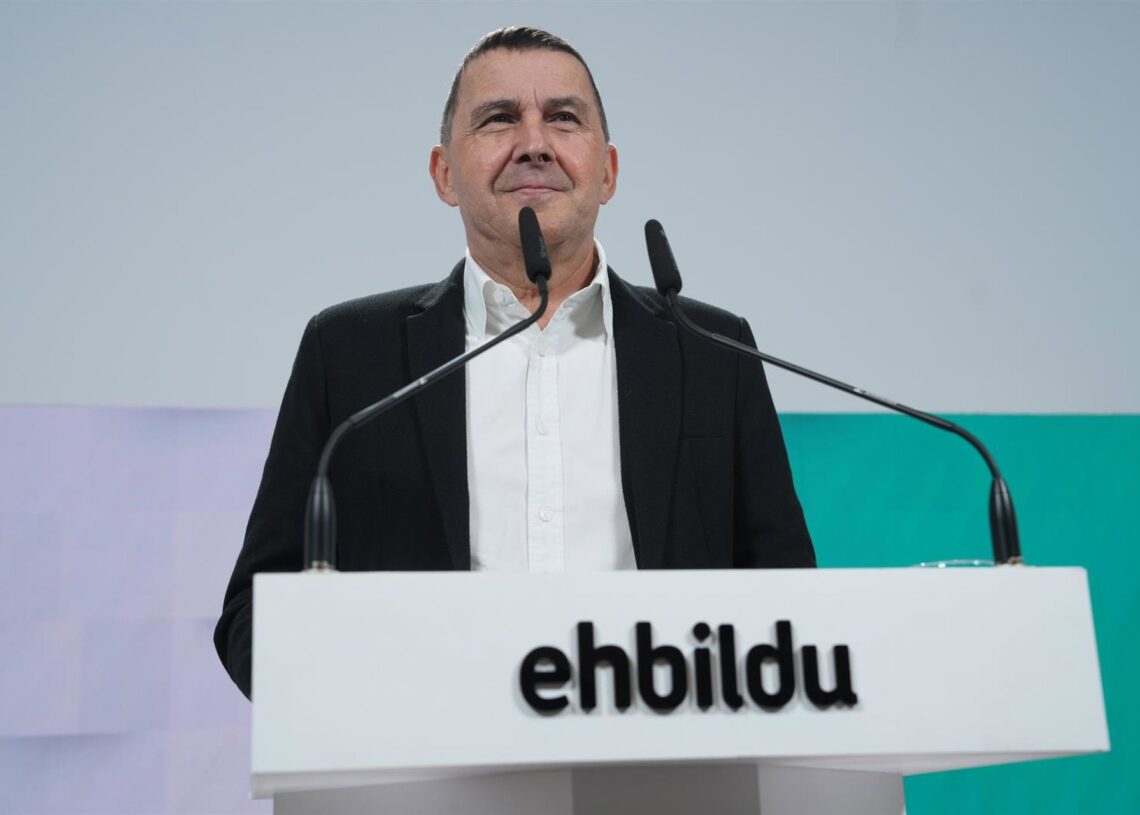 Archivo - El secretario general de EH Bildu, Arnaldo Otegi, durante una rueda de prensa en San SebastiánUNANUE-EUROPA PRESS - Archivo