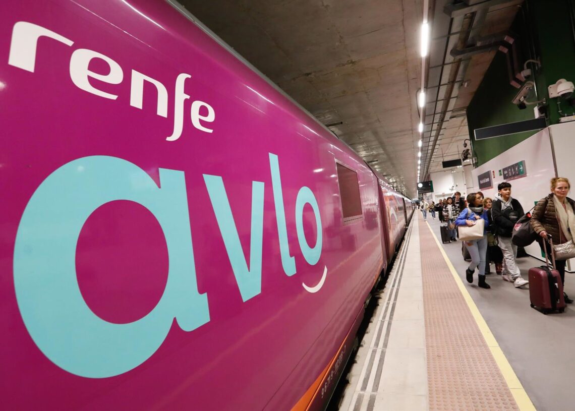 Archivo - Un tren de Avlo en la Estación de Murcia El Carmen, a 10 de diciembre de 2023, en MurciaEdu Botella - Europa Press - Archivo