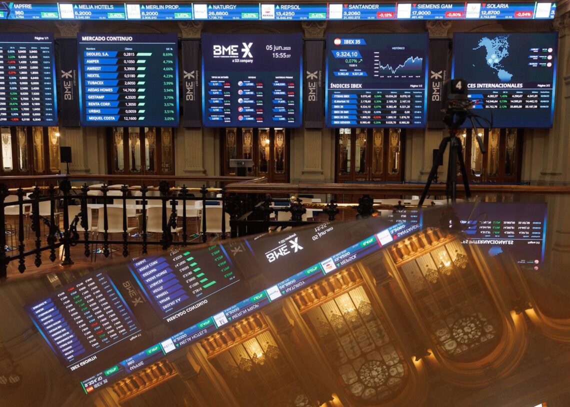 Archivo - Varios paneles del Ibex en el Palacio de la Bolsa, a 5 de junio de 2023, en Madrid (España). Eduardo Parra - Europa Press - Archivo