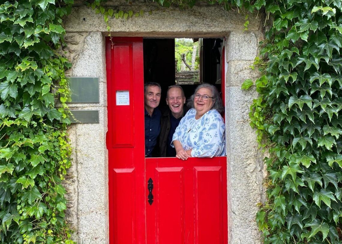 Luis Freire, enóloga de Santiago Ruiz, y Tim AtkinBODEGA SANTIAGO RUIZ