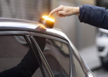 Baliza V16 de emergencia para vehículos, a 21 de noviembre de 2025, en Madrid (España). La baliza V16 conectada será obligatoria a partir del 1 de enero de 2026 para señalizar averías o situaciones de emergencia en carretera, en sustitución de los triánguEduardo Parra - Europa Press