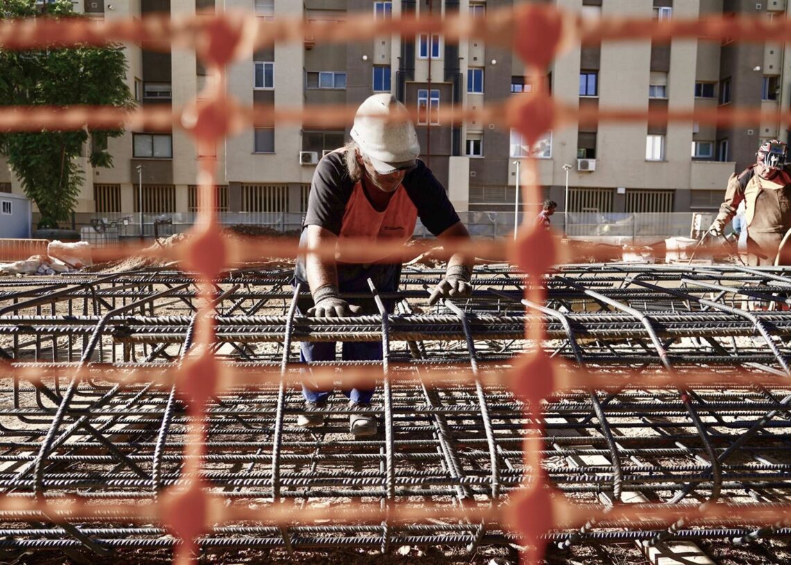 Archivo - Operarios de la construcción trabajan en las obras del tramo I de la prolongación del Metro de MálagaÁlex Zea - Europa Press - Archivo