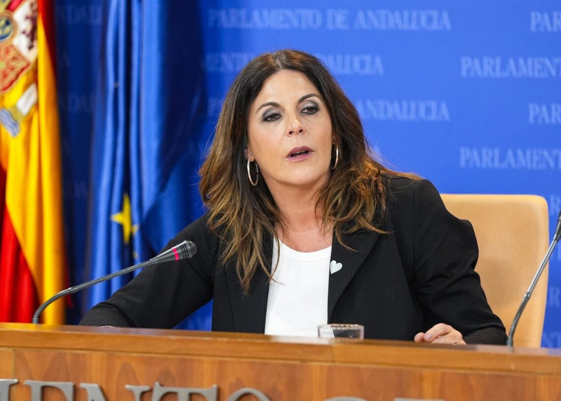 La portavoz adjunta del Grupo Parlamentario Socialista, Ángeles Férriz, durante la ronda de ruedas de prensa de portavoces de los grupos parlamentarios en el Parlamento de Andalucía, a 2 de diciembre de 2025 en Sevilla (Andalucía, España). Los portavoces Joaquin Corchero - Europa Press