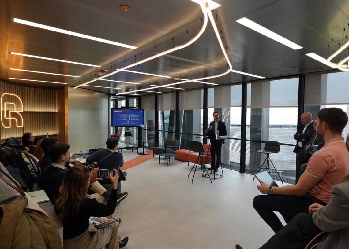 El consejero delegado de Qaracter, Enrique Galván, durante la presentación del 'I Barómetro 2025: Tendencias y Digitalización en Banca y Seguros'.QARACTER