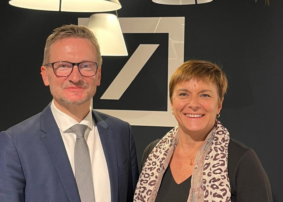 El director de inversiones de Deutsche Bank para EMEA, Dirk Steffen, y la directora de inversiones de Deutsche Bank España, Rosa Duce.DEUTSCHE BANK