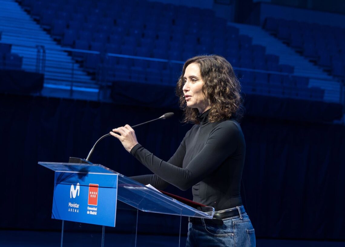 La presidenta de la Comunidad de Madrid, Isabel Díaz Ayuso, durante la visita a las instalaciones del pabellón de eventos Movistar Arena, a 2 de diciembre de 2025, en Madrid (España). El pabellón celebra el 20º aniversario de su reapertura.Diego Radamés - Europa Press