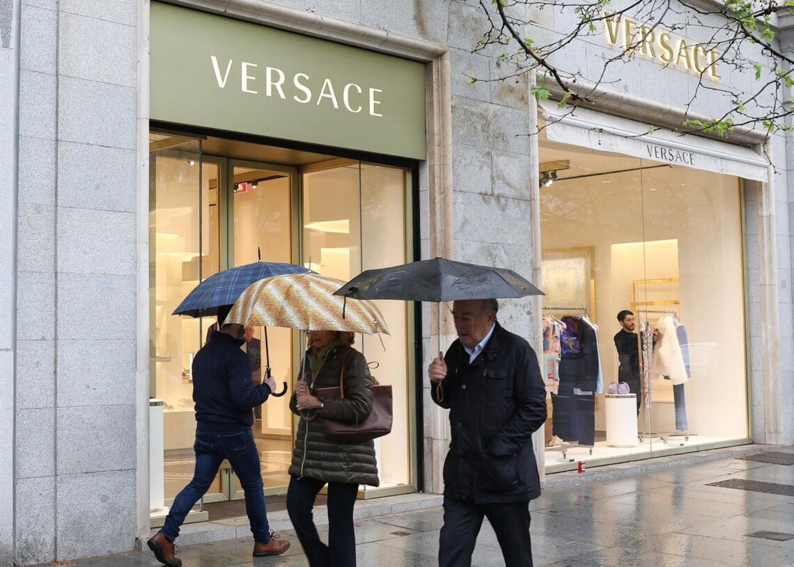 Archivo - Fachada de la tienda de Versace en Calle Serrano, a 11 de abril de 2025, en Madrid (España).Marta Fernández - Europa Press - Archivo