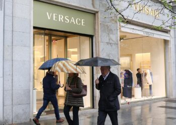 Archivo - Fachada de la tienda de Versace en Calle Serrano, a 11 de abril de 2025, en Madrid (España).Marta Fernández - Europa Press - Archivo