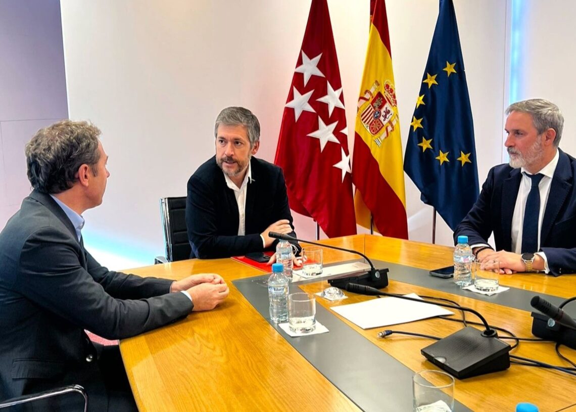 El presidente de The District, Juan Velayos, y el viceconsejero de la Comunidad de Madrid, José María García Gómez.THE DISTRICT