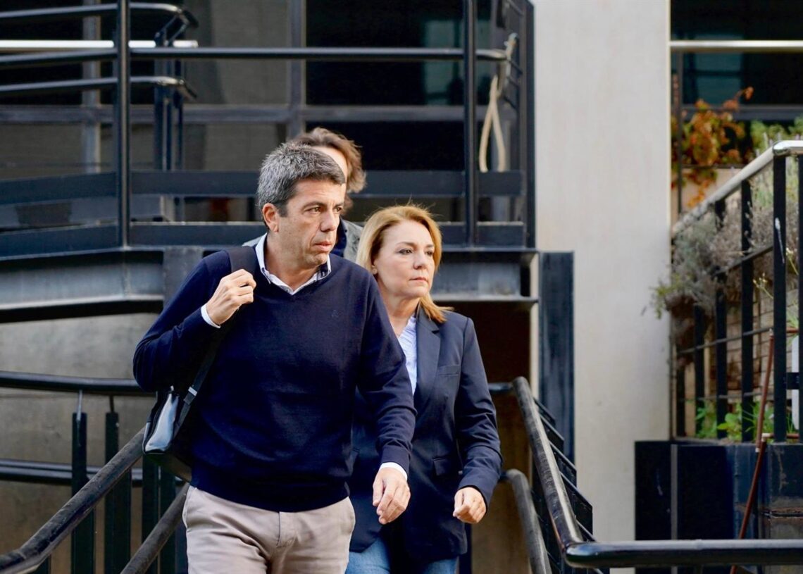 Archivo - El presidente de la Generalitat valenciana, Carlos Mazón y la vicepresidenta y consellera de Servicios Sociales, Igualdad y Vivienda, Susana Camarero, a su llegada la reunión del Centro de Coordinación Operativo Integrado (CECOPI) de la ComunitaEduardo Manzana - Europa Press - Archivo