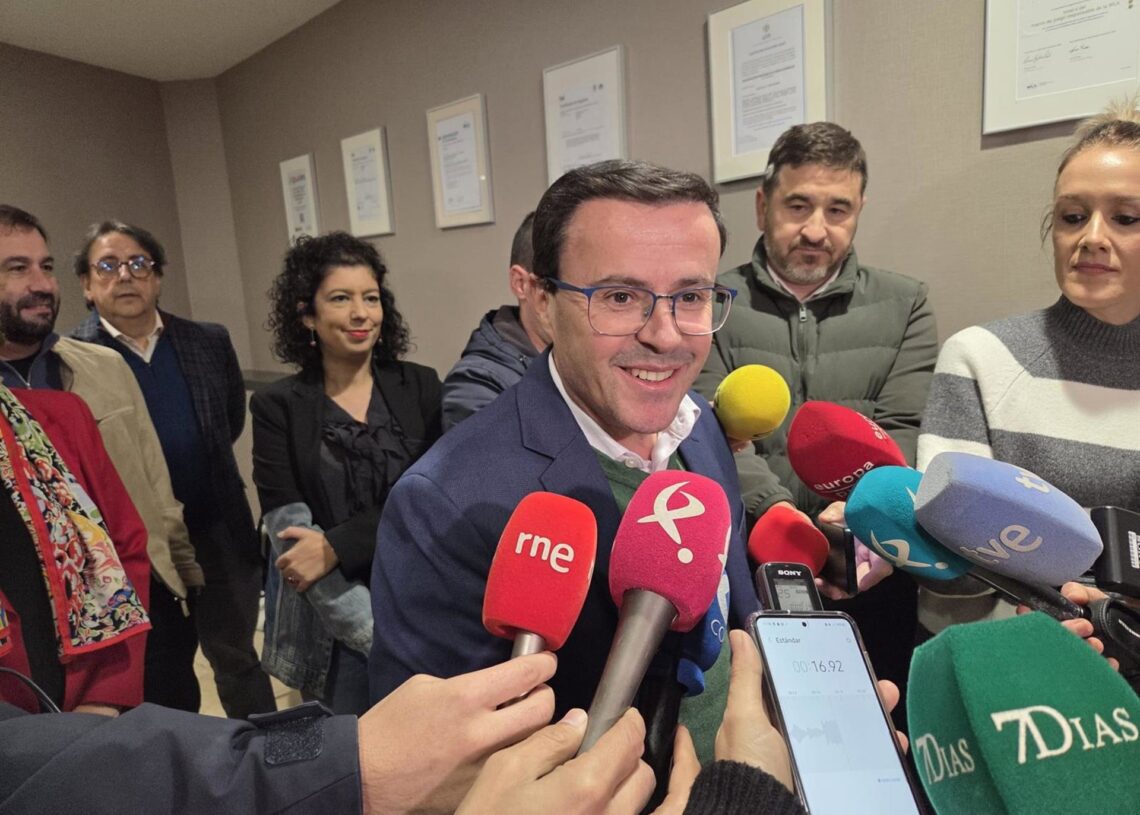 El candidato del PSOE a la Presidencia de la Junta de Extremadura, Miguel Ángel Gallardo, atiende a los medios en BadajozEUROPA PRESS