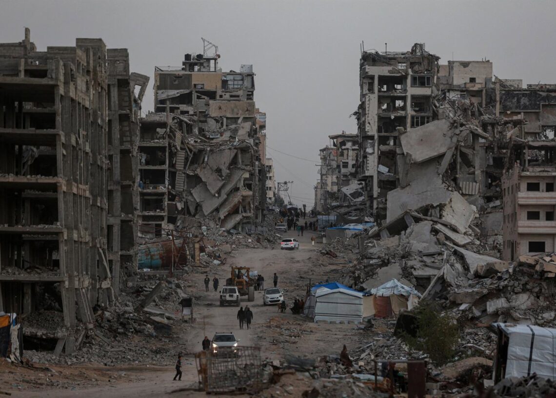 Palestinos entre edificios destruidos en la ciudad de Gaza por la ofensiva militar de Israel contra la Franja tras los ataques del 7 de octubre de 2023 (archivo)Europa Press/Contacto/Omar Ashtawy