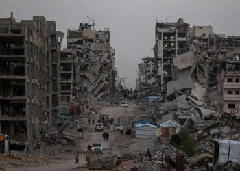 Palestinos entre edificios destruidos en la ciudad de Gaza por la ofensiva militar de Israel contra la Franja tras los ataques del 7 de octubre de 2023 (archivo)Europa Press/Contacto/Omar Ashtawy