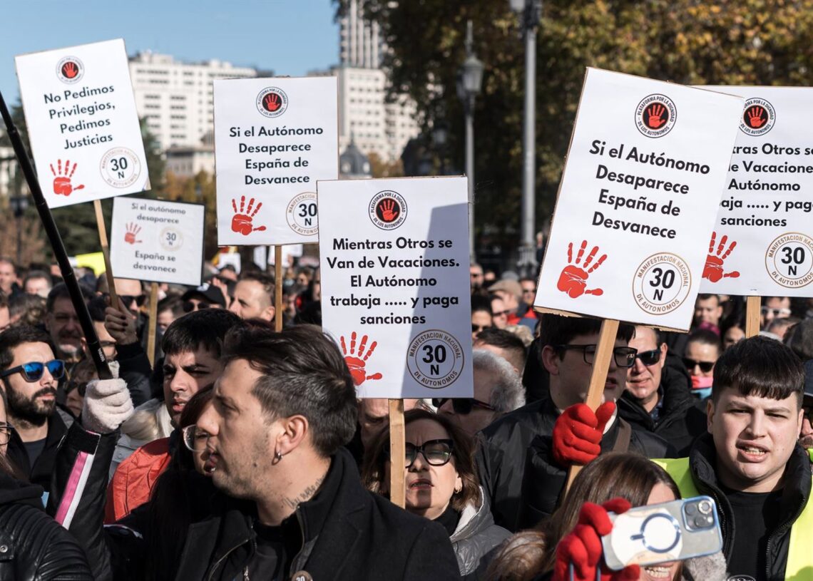 Manifestantes portan pancartas con lemas 'Mientras otros se van de vacaciones, el autónomo trabaja... y paga sanciones'Diego Radamés - Europa Press