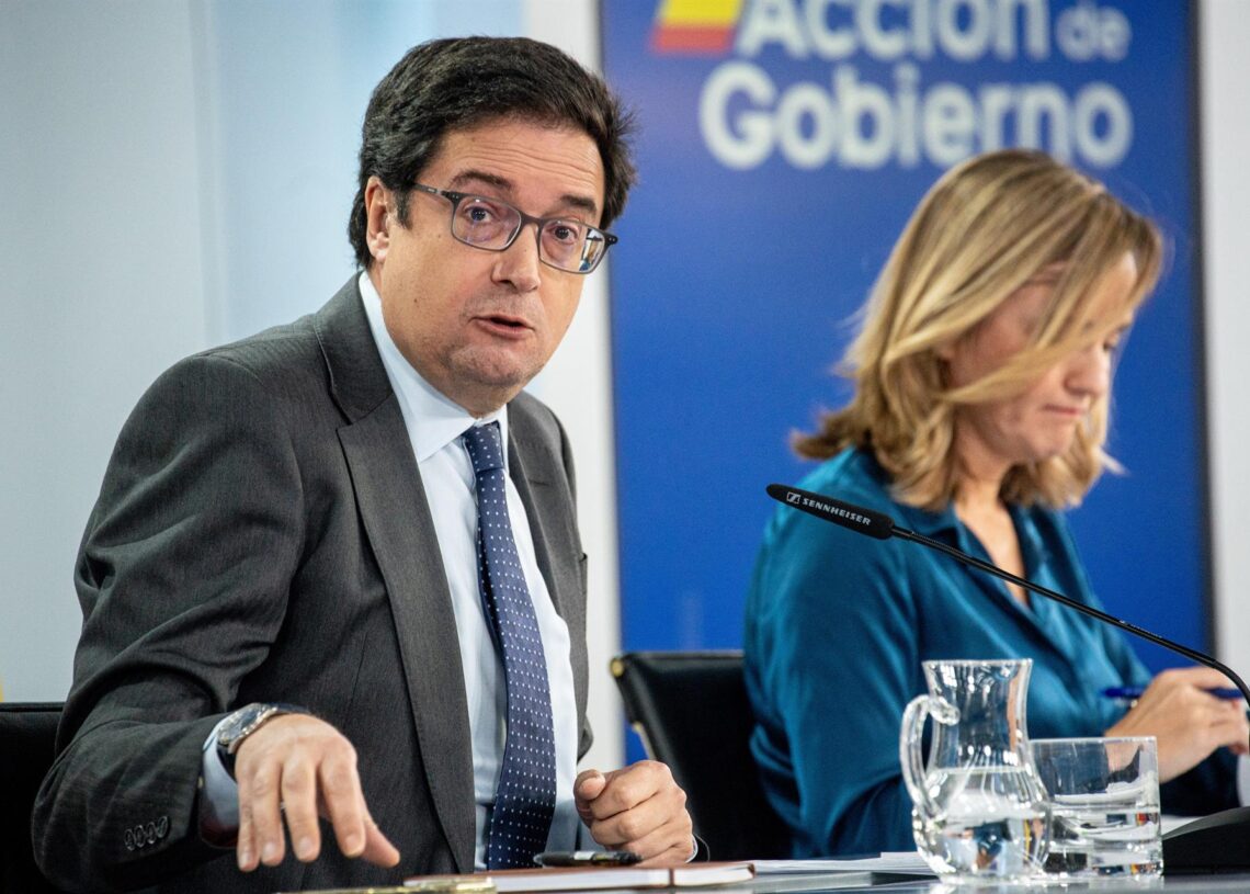 El ministro de Transformación Digital y Función Pública, Óscar López, y la ministra de Educación, Formación Profesional y Deportes y portavoz del Gobierno, Pilar Alegría, durante una rueda de prensa tras el Consejo de Ministros.Gabriel Luengas - Europa Press