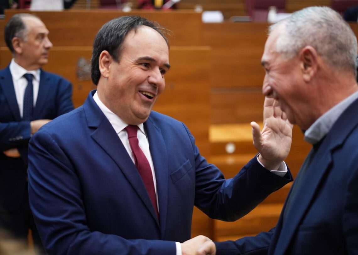 El nuevo president de la Generalitat valenciana, Juanfran Pérez Llorca (i), saluda al síndic de Compromís, Joan Baldoví (d), toma posesión de su cargo, en Les Corts Valencianes, a 2 de diciembre de 2025, en Valencia, Comunidad Valenciana (España)Jorge Gil - Europa Press