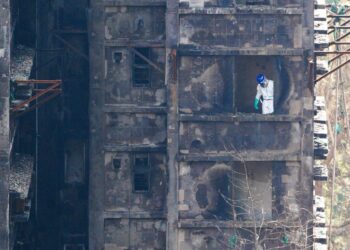 Imagen de archivo del fuerte incendio registrado en un complejo de rascacielos de Hong Kong. Europa Press/Contacto/Ellan Mad