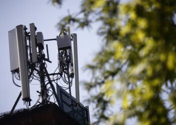 Archivo - Imagen de una antena de telefonía en el tejado de una casa en la ciudad de Madrid.Eduardo Parra - Europa Press - Archivo