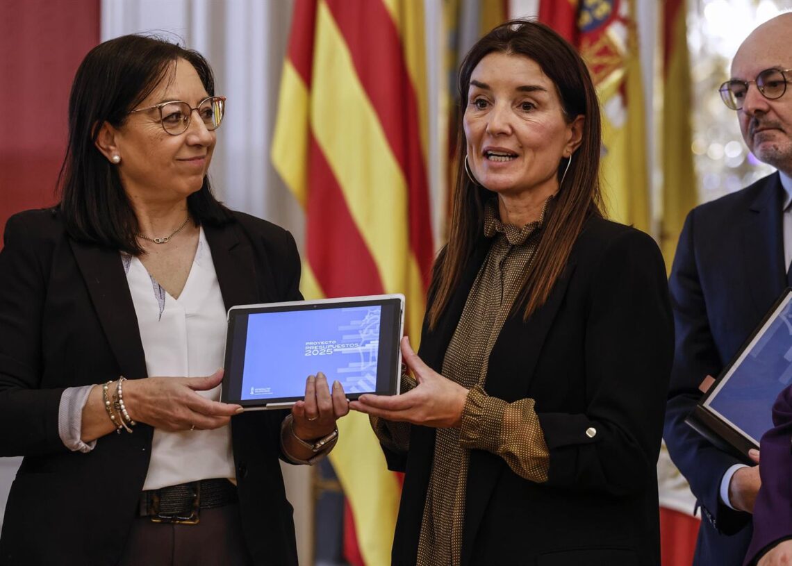 Archivo - La presidenta de Les Corts de Valencia, Llanos Massó (i), recibe de la consellera de Hacienda y Economía, Ruth Merino (c), el proyecto de Ley de Presupuestos 2025, en Les Corts, a 20 de marzo de 2025, en ValenciaRober Solsona - Europa Press - Archivo