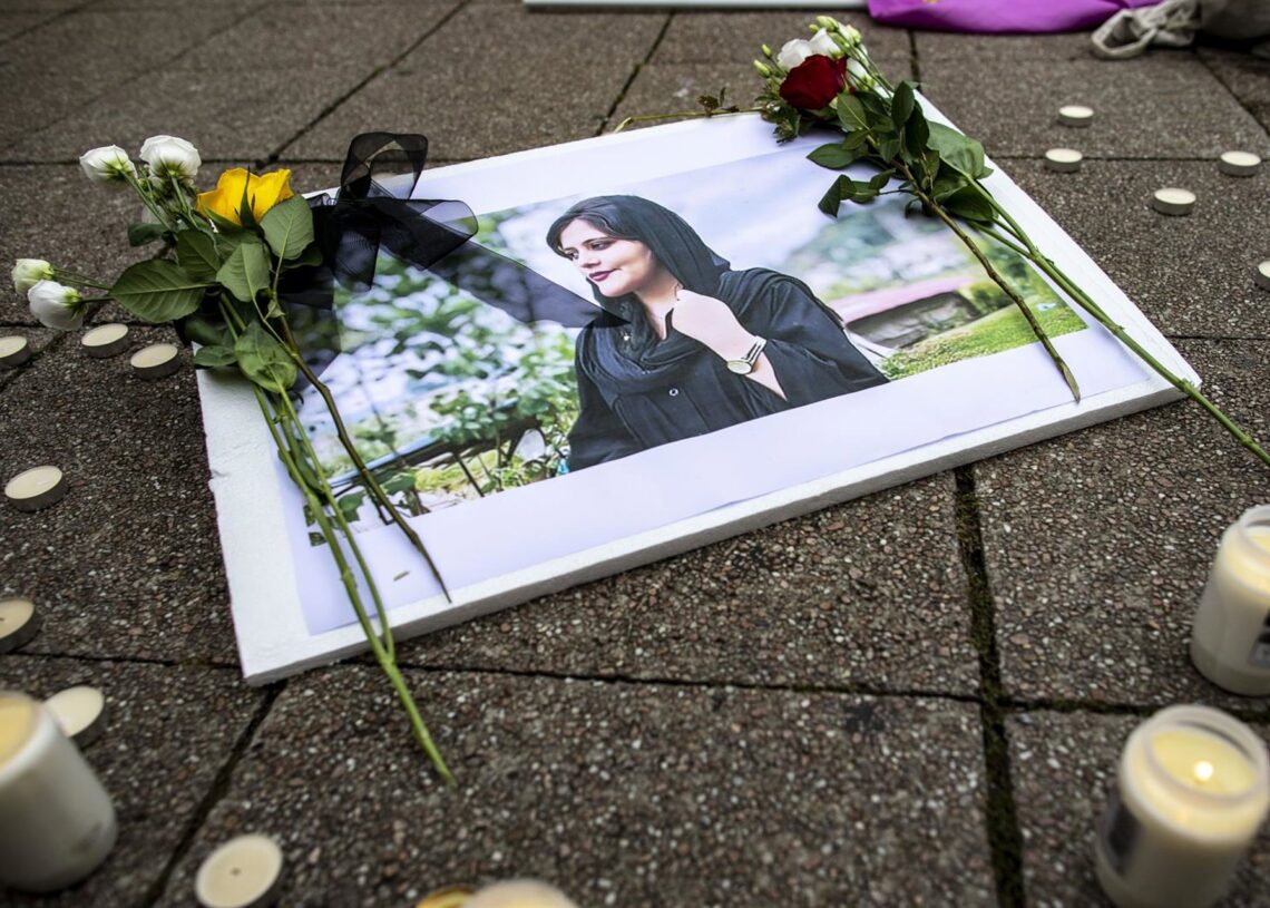 Archivo - Fotografía de Mahsa Amini, muerta en Irán tras ser detenida por llevar mal el velo, durante una protesta en AlemaniaChristoph Reichwein/dpa - Archivo