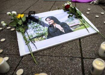 Archivo - Fotografía de Mahsa Amini, muerta en Irán tras ser detenida por llevar mal el velo, durante una protesta en AlemaniaChristoph Reichwein/dpa - Archivo