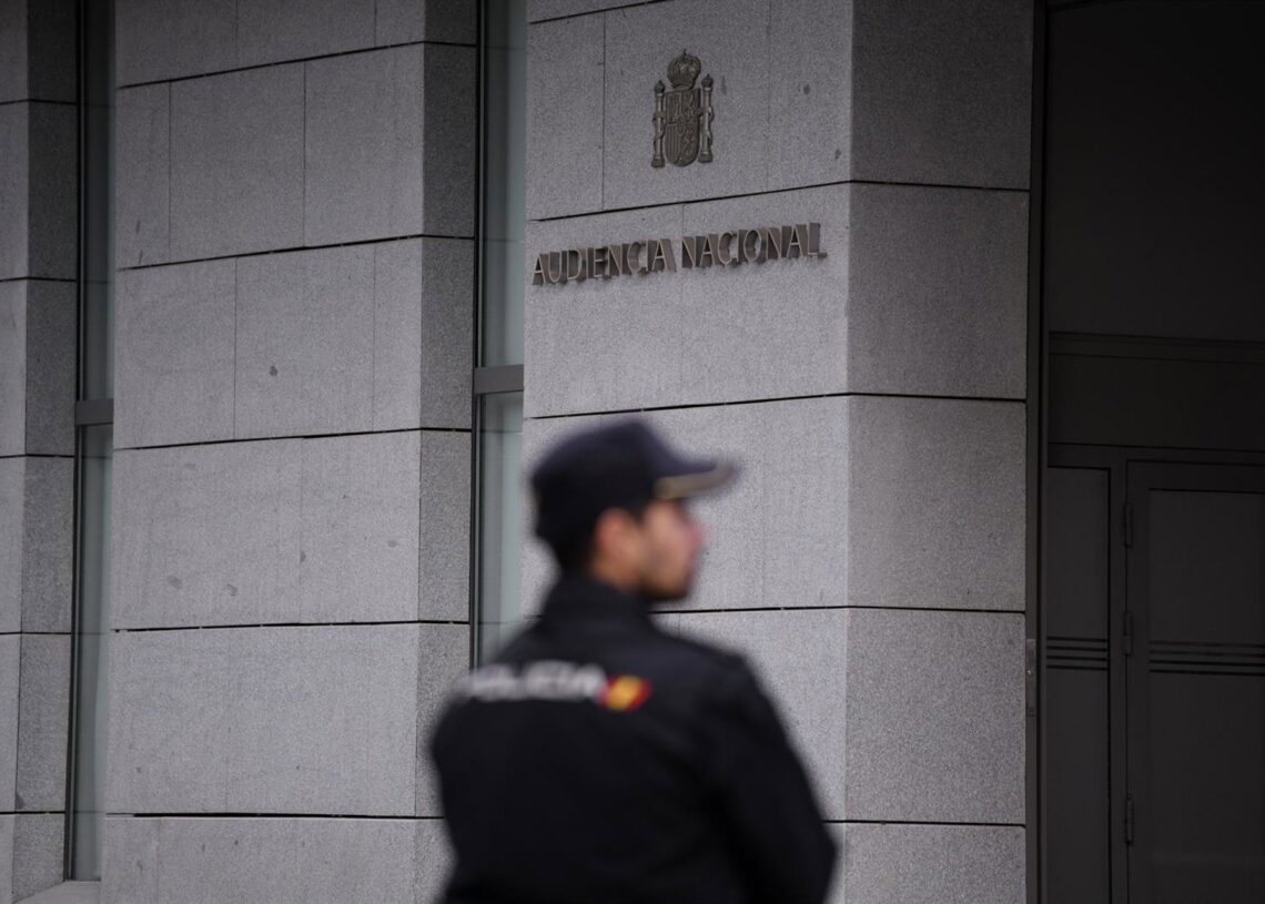 Archivo - Un agente de la Policía Nacional en la entrada de la Audiencia Nacional, en Madrid (España).Fernando Sánchez - Europa Press - Archivo