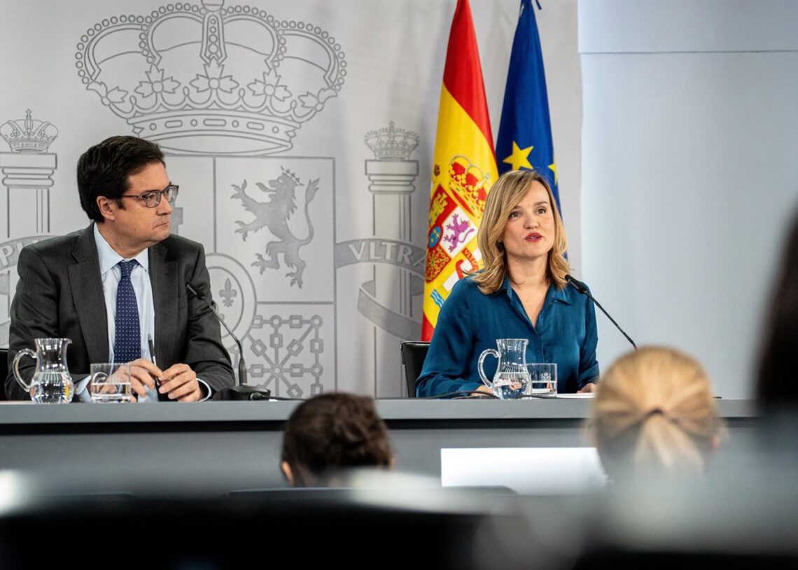 El ministro de Transformación Digital y Función Pública, Óscar López, y la ministra de Educación, Formación Profesional y Deportes y portavoz del Gobierno, Pilar Alegría, durante una rueda de prensa tras el Consejo de Ministros, en el Complejo de la MonclGabriel Luengas - Europa Press