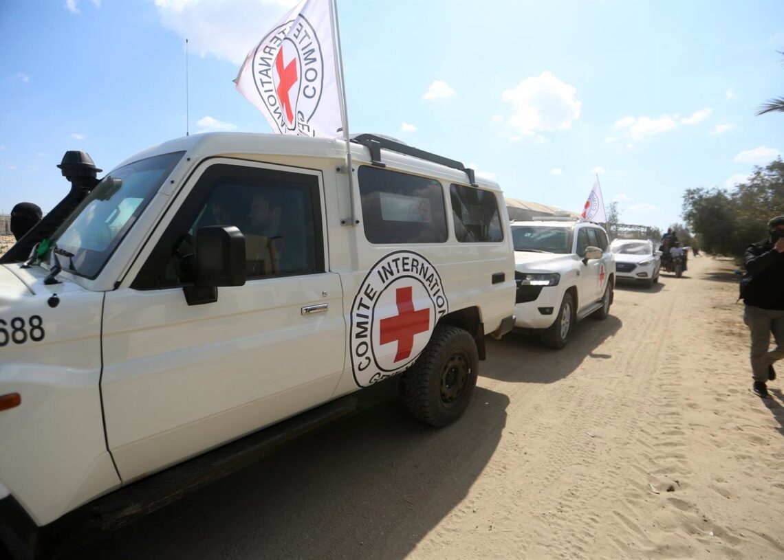 Archivo - Vehículos del Comité Internacional de la Cruz Roja (CICR) durante una liberación en Gaza de secuestrados durante los ataques del 7 de octubre de 2023 (archivo)Omar Ashtawy / Zuma Press / ContactoPhoto