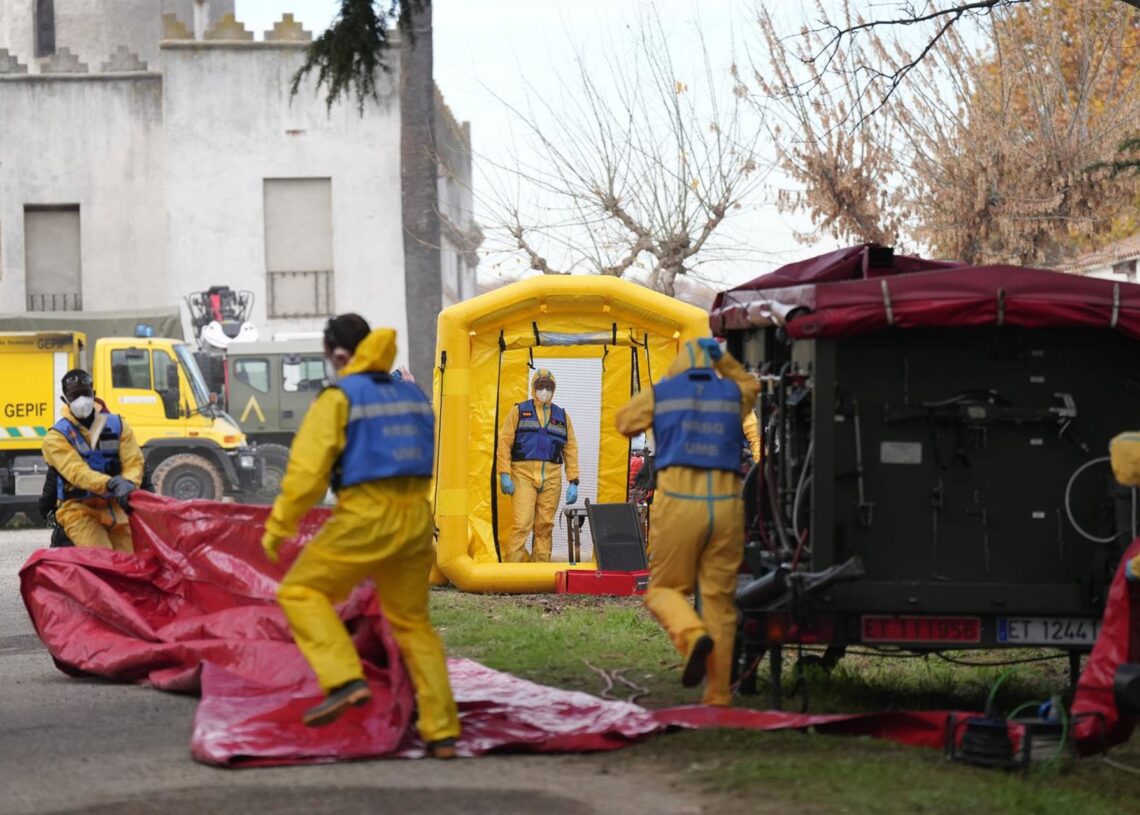 Varias personas de la UME desinfectan vehiculos, durante la presentación de los medios de la UME para el control de la peste porcina, a 2 de diciembre de 2025, en Barcelona, Cataluña (España).David Zorrakino - Europa Press