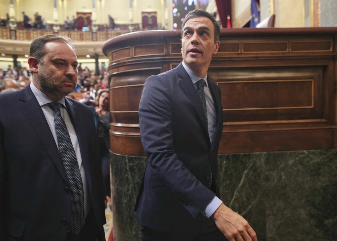Archivo - El ministro de Fomento en funciones, José Luis Ábalos (izq) y el presidente del Gobierno en funciones, Pedro Sánchez (dech), abandonan el hemiciclo del Congreso tras finalizar la sesión de constitución de las Cortes para la XIV Legislatura en elEduardo Parra - Europa Press - Archivo