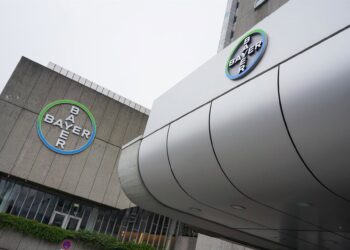 Archivo - FILED - 30 March 2020, Berlin: A view of the logo of the chemical company Bayer AG on Muellerstrasse. German chemicals conglomerate Bayer has reported widening losses in the second quarter and reiterated a disappointing full-year earnings forecaJörg Carstensen/Dpa - Archivo