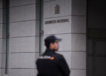 Archivo - Un agente de la Policía Nacional en la entrada de la Audiencia Nacional, en Madrid (España).Fernando Sánchez - Europa Press - Archivo