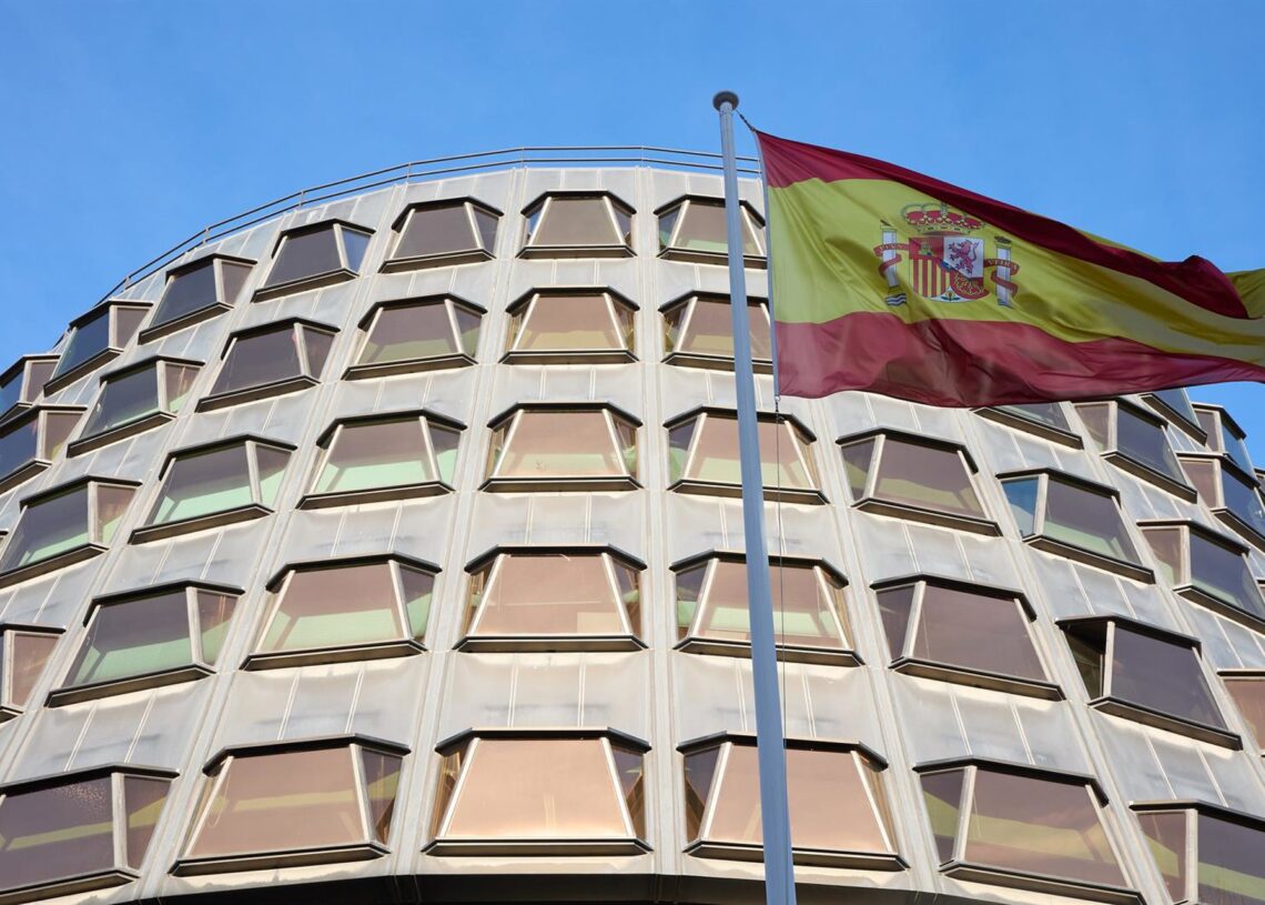 Archivo - Vista de la fachada del Tribunal Constitucional el día en el que se celebra el acto solemne de toma de posesión de los cuatro nuevos magistrados en el Tribunal Constitucional (TC), a 9 de enero de 2023, en Madrid (España). Jesús Hellín - Europa Press - Archivo