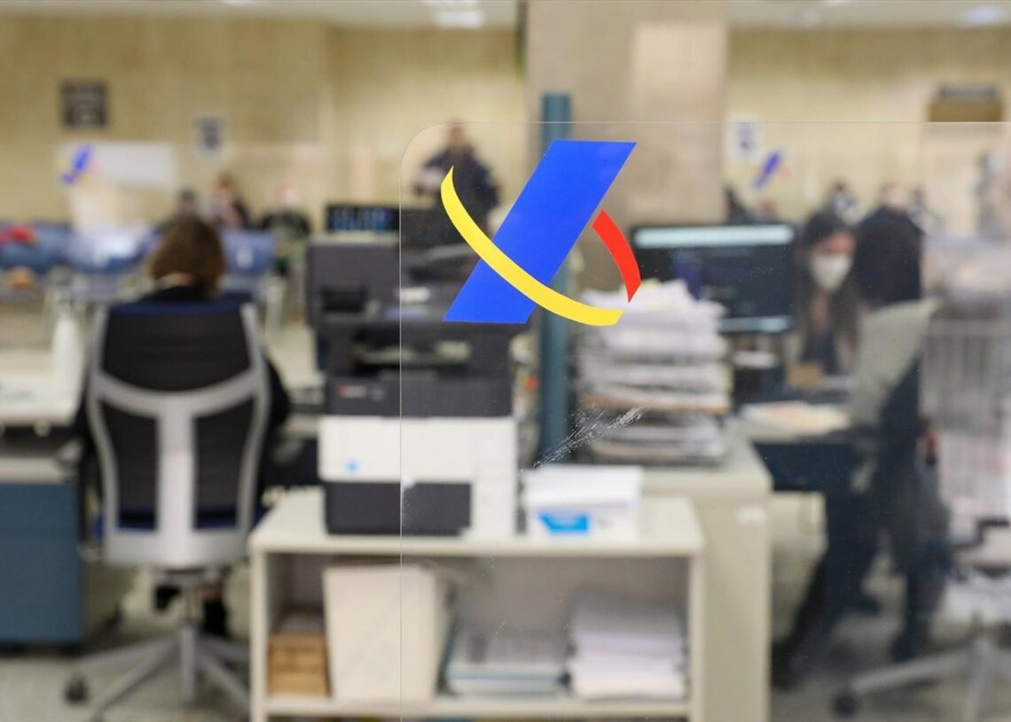 Archivo - Varios empleados trabajan en una oficina de la Agencia TributariaMARTA FERNÁNDEZ / EUROPA PRESS - Archivo