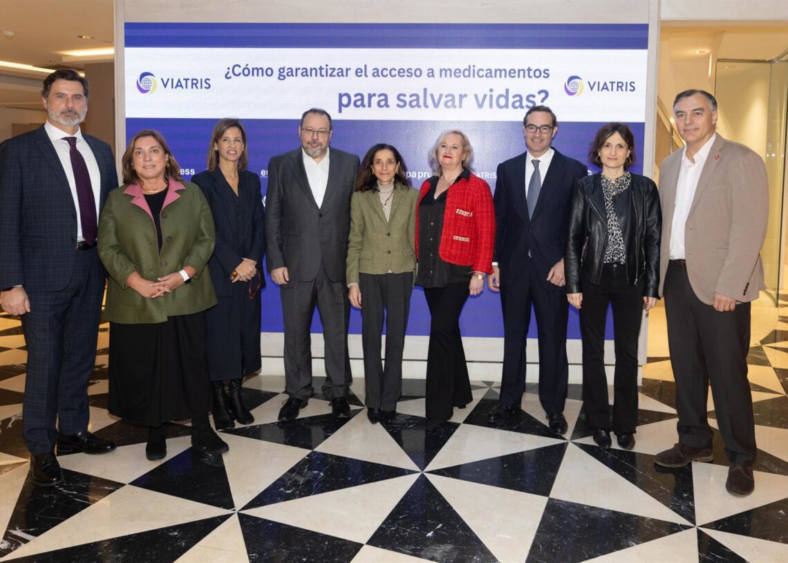 Foto de familia durante un encuentro informativo Viatris, a 2 de diciembre de 2025, en Madrid (España). El evento que lleva por nombre '¿Cómo garantizar el acceso a medicamentos para salvar vidas?' se celebra en el Hotel Hyatt Regency Hesperia Madrid.Eduardo Parra - Europa Press