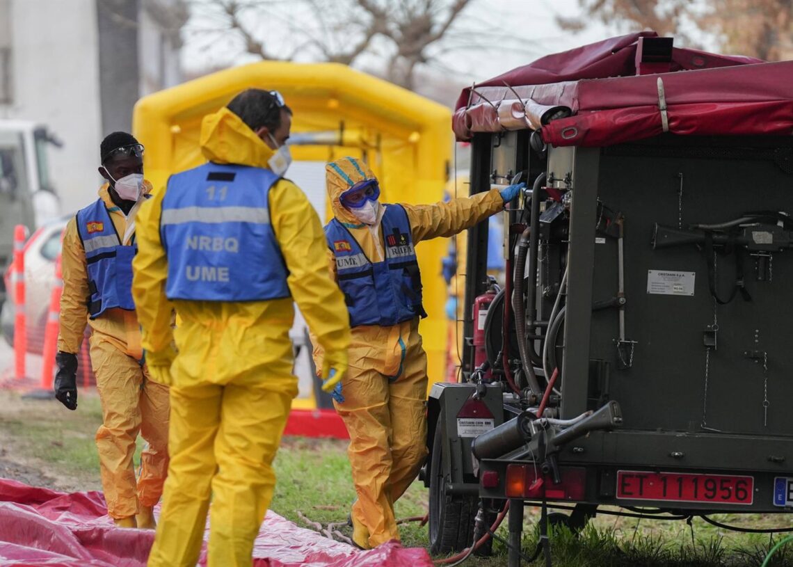 Varias personas de la UME desinfectan vehiculos, durante la presentación de los medios de la UME para el control de la peste porcina.David Zorrakino - Europa Press