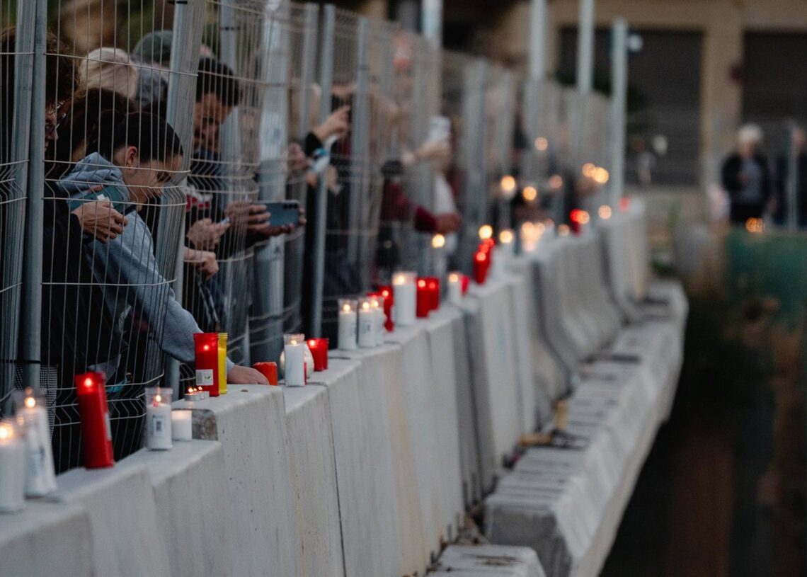 Archivo - Varias personas ponen velas y hacen una cadena humana para homenajear a las víctimas de la dana, en la Rambla del Poyo, a 26 de octubre de 2025, en Paiporta, ValenciaJorge Gil - Europa Press - Archivo